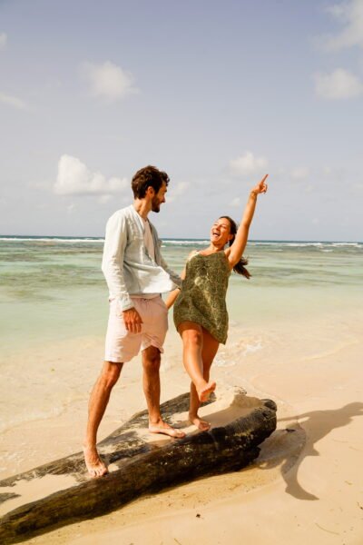 couple s'amusant sur la plage