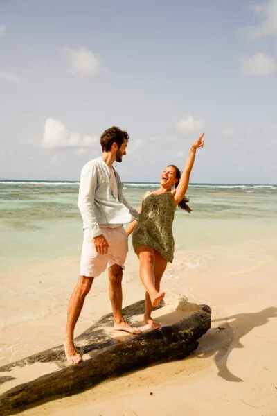 couple s'amusant sur la plage